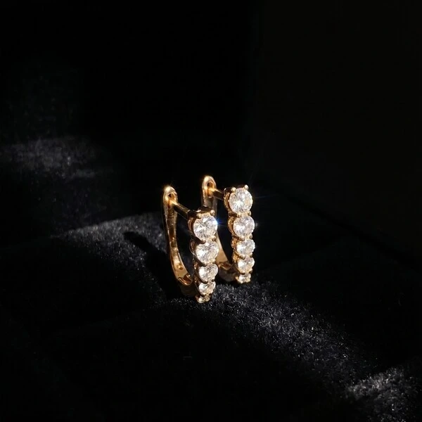 Argola Oval com Moissanites | Prata 925 com Banho Ouro 18k | 1,5 cm × 1,1 cm