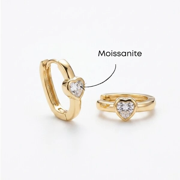 Argola Retangular com Coração de Moissanite | Prata 925 com Ródio | 0,4 cm × 0,4 cm | 0,6 ct total