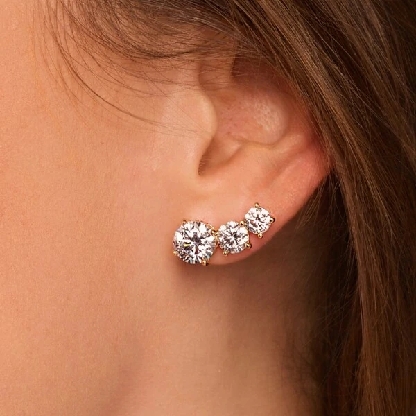 Brinco Ear Cuff Zircônias Decrescentes | Banho de Ouro 18k | Tarraxa Vírgula | 2cm