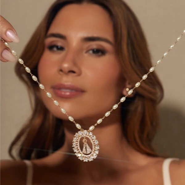 Colar Medalha Ovalada Nossa Senhora Aparecida Pérolas Coreanas Banho de Ouro 18k