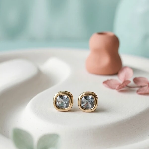 Brinco Quadrado Cristal Cinza Fumê | Banho de Ouro 18k | 7mm