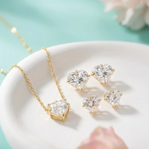 Colar Coraçao Moissanite Ice Cut Prata 8 MM com Banho de Ouro 18 K