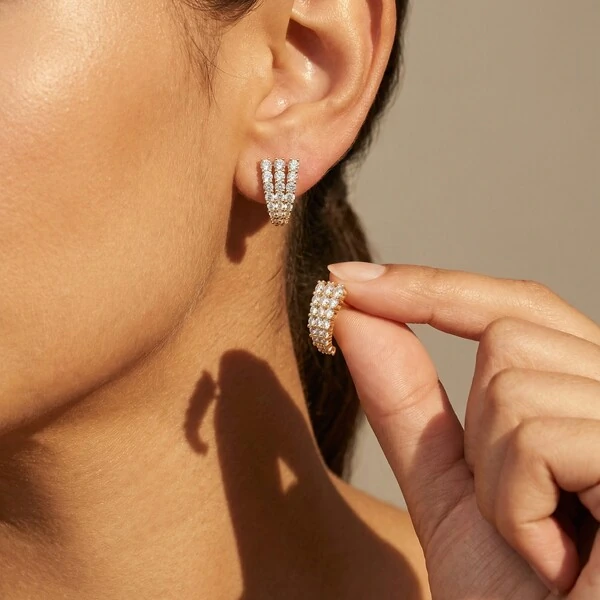 Brinco Curvo Três Fileiras Zircônias Banho de Ouro 18 K