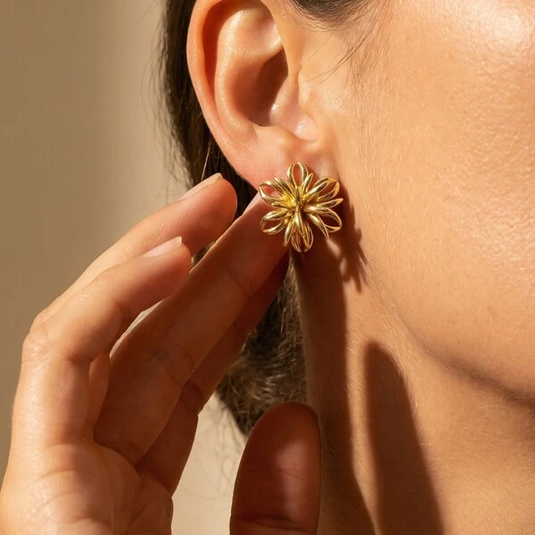 Brinco Flor Navete Brisa Banho de Ouro 18 K