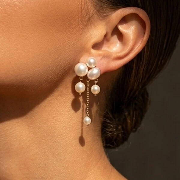 Brinco Falling Pearls com Pérolas Shell e Corrente Dourada | Liga Metálica Banho Ouro 18k | 3,5 cm ×