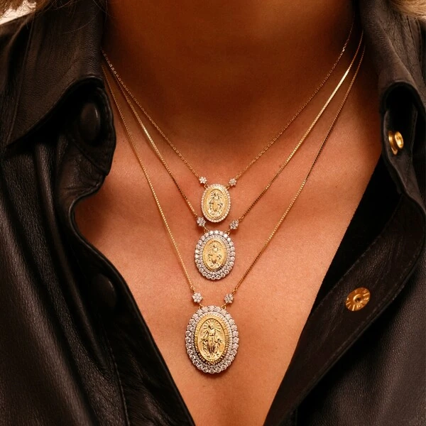 Colar Nossa Senhora das Graças M Moissanite Prata Banho de Ouro 18 K