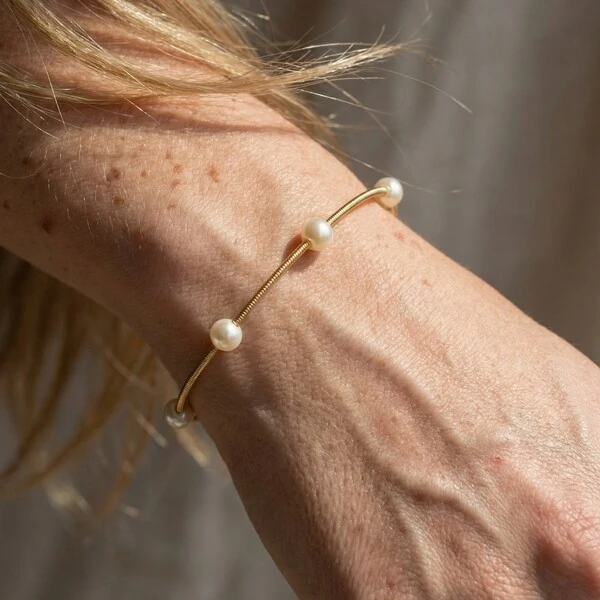 Pulseira Corda de Violão Solitária Pérolas Banho de Ouro 18 K