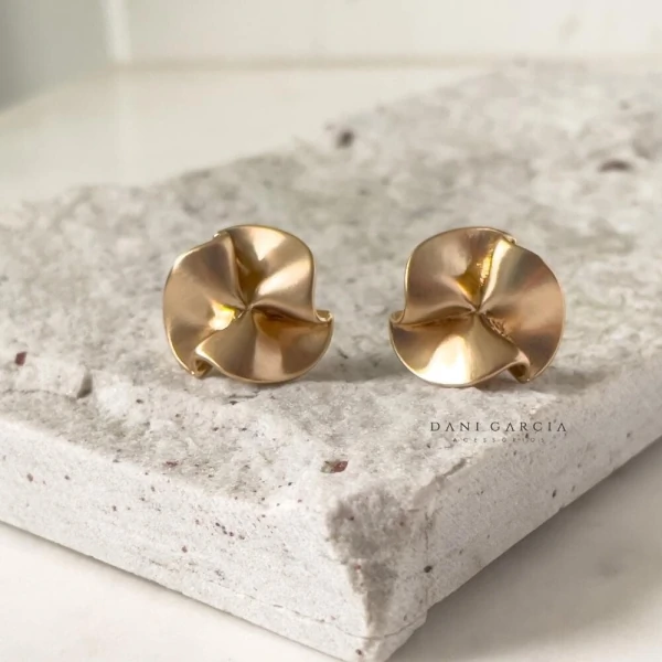 Brinco Botão Ondas Banho de Ouro 18 K