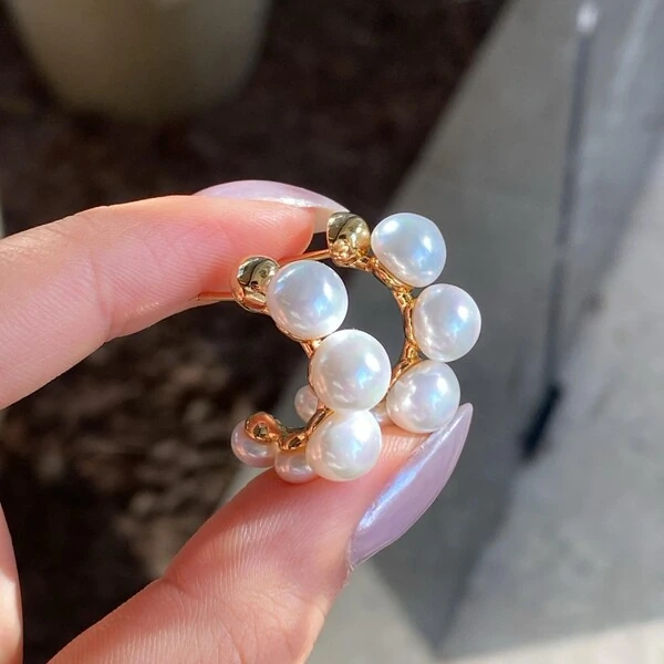 Meia Argola com Pérolas Shell Achatadas Banho de Ouro 18 K