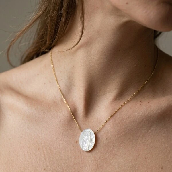 Colar Oval Madrepérola Nossa Senhora das Graças | Prata com Banho de Ouro 18k | Corrente Regulável 4