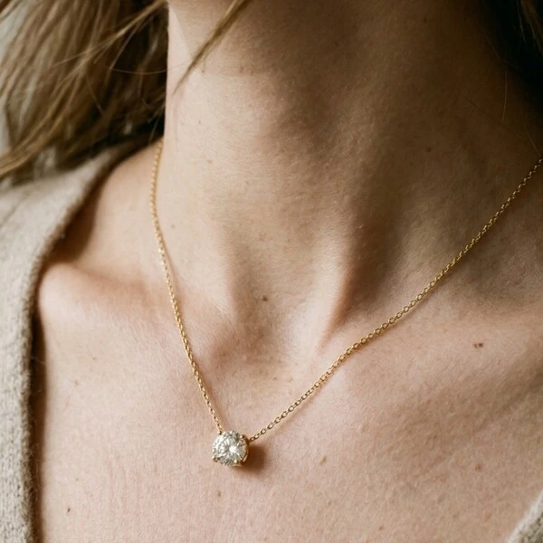 Colar Solitário Moissanite Rose Cut 8mm | Prata com Banho de Ouro 18k | 4ct | Corrente Regulável 40–