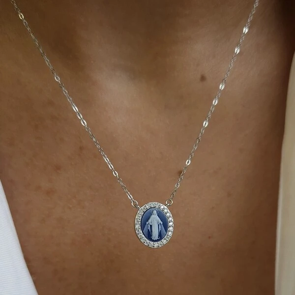 Colar Nossa Senhora das Graças Camafeu Azul com Moissanites | Prata 925 com Ródio | 1,4 cm × 1,2 cm 