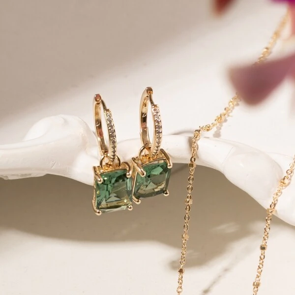 Brinco Argola com Zircônias e Pingente Cristal Peridoto | Liga Metálica Banho Ouro 18k