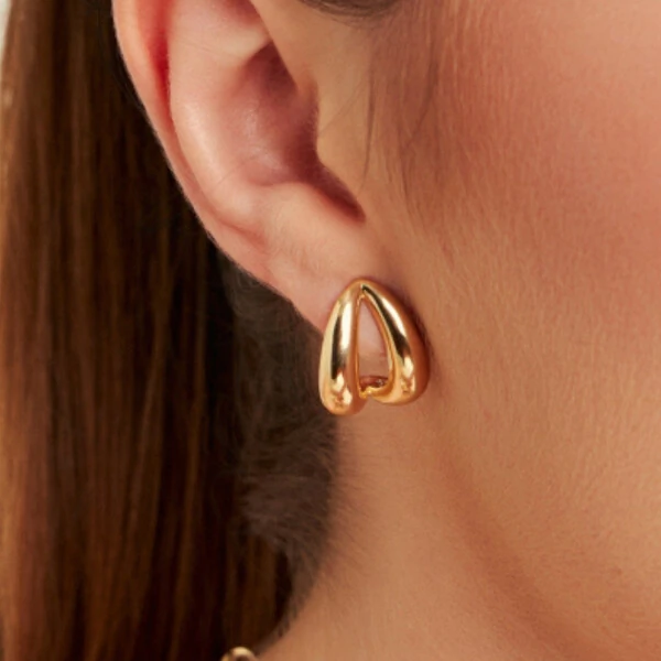 Brinco Curvo Brisa Banho de Ouro 18 K