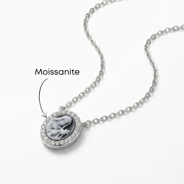 Colar Santa Rita de Cássia Camafeu com Moissanites | Prata 925 com Ródio | 1,4 cm × 1,2 cm | 42–45 c