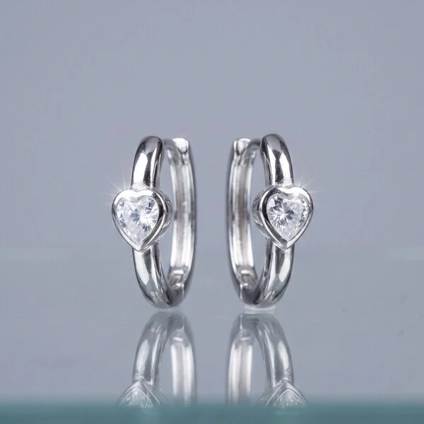 Argola Retangular com Coração de Moissanite | Prata 925 com Ródio | 0,4 cm × 0,4 cm | 0,6 ct total