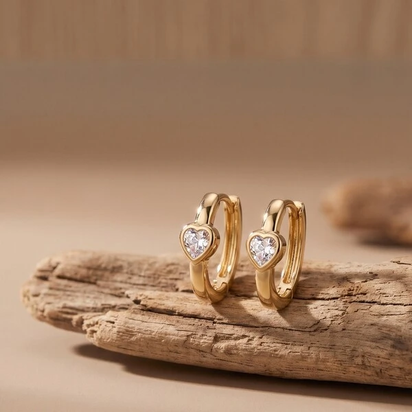 Argola Retangular com Coração de Moissanite | Prata 925 com Ródio | 0,4 cm × 0,4 cm | 0,6 ct total