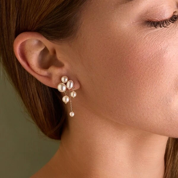 Brinco Falling Pearls com Pérolas Shell e Corrente Dourada | Liga Metálica Banho Ouro 18k | 3,5 cm ×