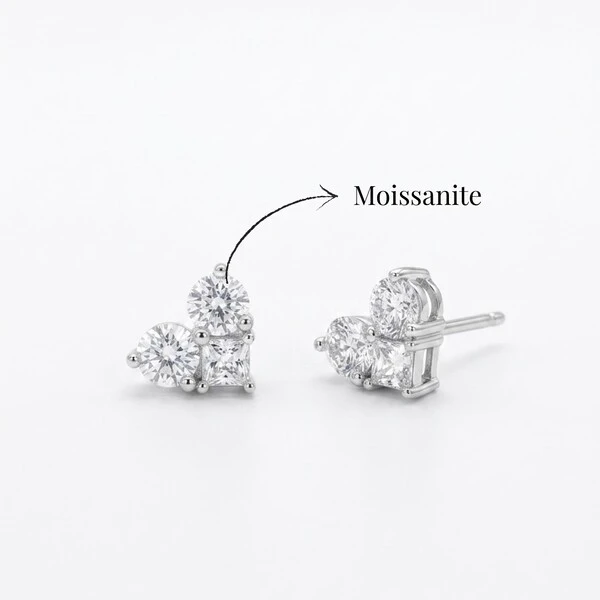 Brinco Coração com Trio de Moissanites | Prata 925 com Ródio | 1 cm × 0,9 cm