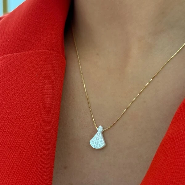 Colar Nossa Senhora Aparecida em Madrepérola Banho de Ouro 18 K