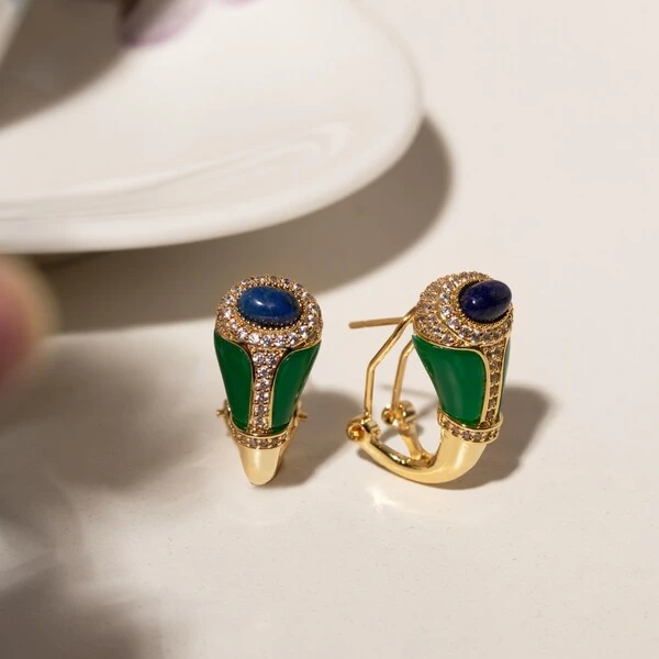 Brinco Oval Esculpido com Resina Jade Imperial, Zircônia Cabochão Azul Lápis-Lazúli e Zircônias Bran