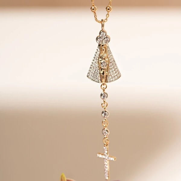 Colar Nossa Senhora Aparecida com Cruz e Zircônias Brancas | Liga Metálica Banho Ouro 18k | 50 cm