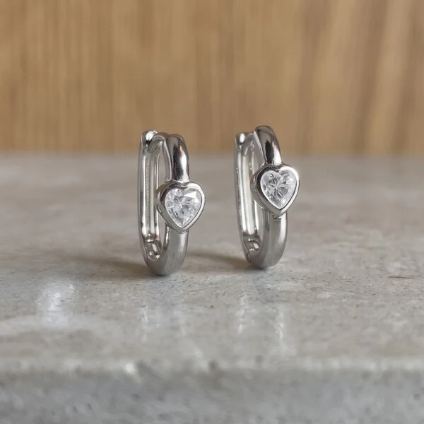 Argola Retangular com Coração de Moissanite | Prata 925 com Ródio | 0,4 cm × 0,4 cm | 0,6 ct total