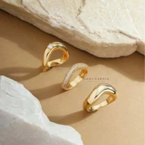 Anel Curvo Liso Banho de Ouro 18 K
