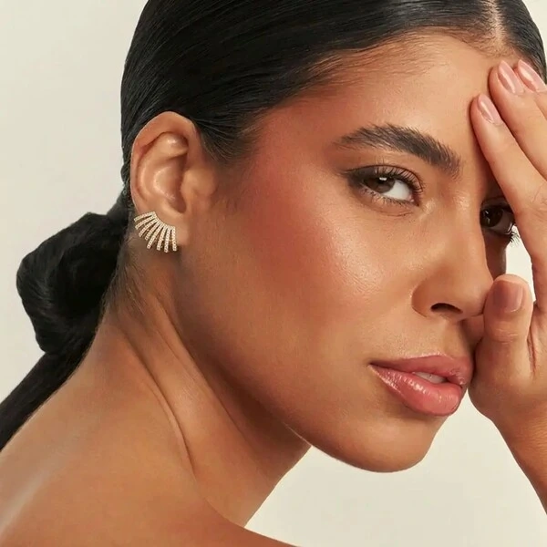 Brinco Ear Cuff Curvo Solar 8 Fileiras Zircônias | Banho de Ouro 18k | 2,5x1,5cm