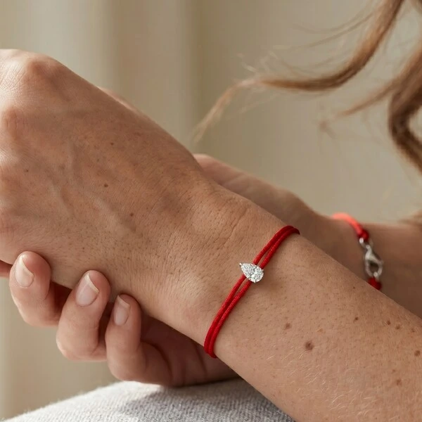 Pulseira Fio de Seda Vermelho Zircônia Gota | Prata 925 com Ródio Branco | Pingente 6x4mm | 16cm