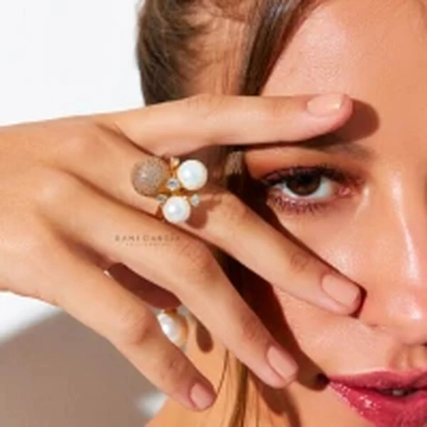 Anel Esfera Cravejada Pérola Shell Banho de Ouro 18 K