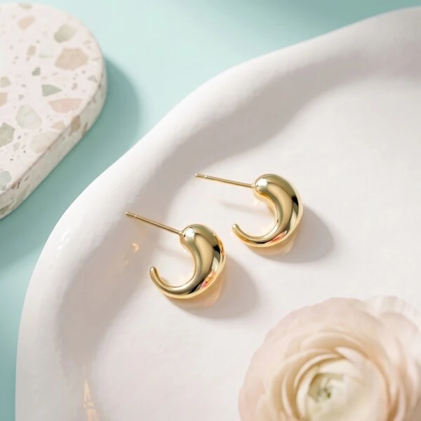 Brinco Meia Argola Lisa Abaulada | Banho de Ouro 18k | 1,5x1,4cm