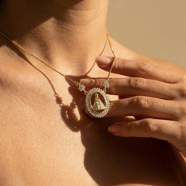 Colar Nossa Senhora Aparecida com Florzinhas Banho de Ouro 18K