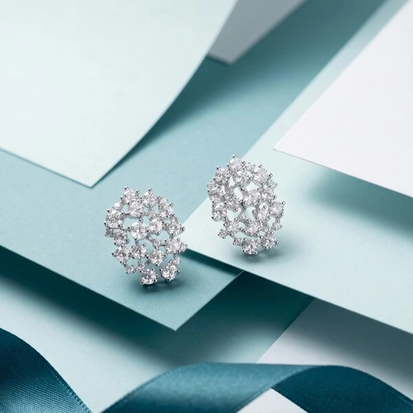 Brinco Shine Cravejado de Zircônias | Ródio Branco | 2x1cm