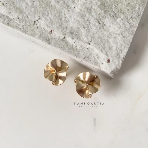Brinco Botão Ondas Banho de Ouro 18 K