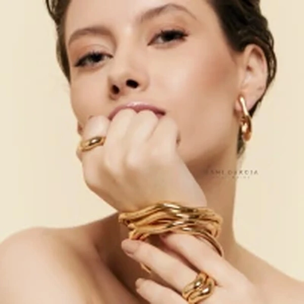 Anel Curvo Liso Banho de Ouro 18 K