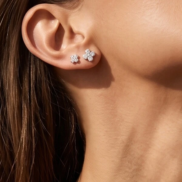 Brinco Trevo com Moissanites | Prata 925 com Ródio | 0,3 cm × 0,3 cm | 0.4 ct