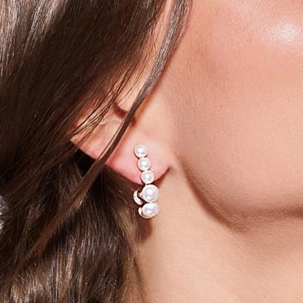 Argola Pérola Shell Anzol | Banho de Ouro 18k | 3x2cm