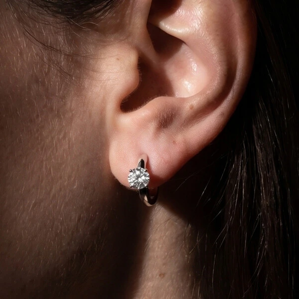 Argola Solitária com Moissanite Redonda | Prata 925 com Ródio | 1,5 cm | Moissanite 0,5 cm