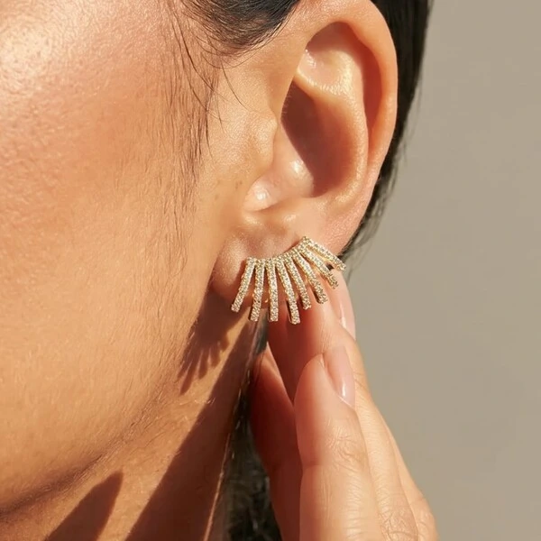 Brinco Ear Cuff Curvo Solar 8 Fileiras Zircônias | Banho de Ouro 18k | 2,5x1,5cm