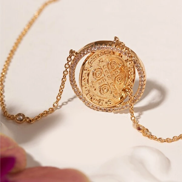 Colar Medalha Giratória São Bento com Zircônias | Liga Metálica Banho Ouro 18k | 50 cm
