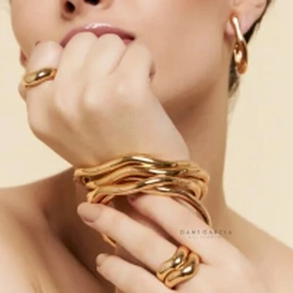 Anel Curvo Liso Banho de Ouro 18 K