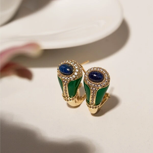 Brinco Oval Esculpido com Resina Jade Imperial, Zircônia Cabochão Azul Lápis-Lazúli e Zircônias Bran