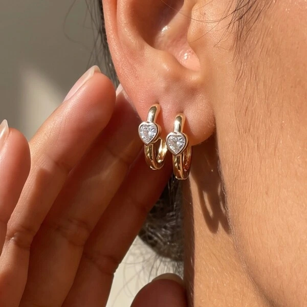 Argola Retangular com Coração de Moissanite | Prata 925 com Ródio | 0,4 cm × 0,4 cm | 0,6 ct total