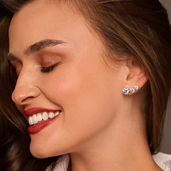 Brinco Ear Cuff Zircônias Decrescentes | Banho de Ouro 18k | Tarraxa Vírgula | 2cm