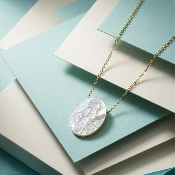 Colar Oval Madrepérola Nossa Senhora das Graças | Prata com Banho de Ouro 18k | Corrente Regulável 4