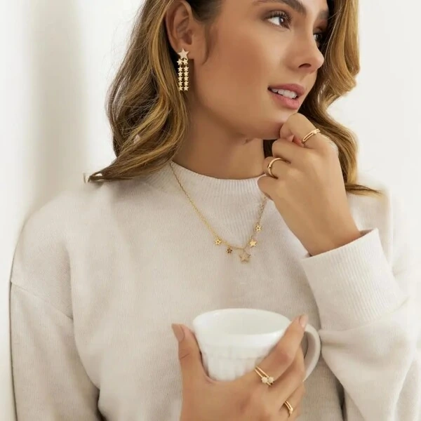 Brinco Pêndulo com Estrelas Cravejadas e Lisas Banho de Ouro 18 K