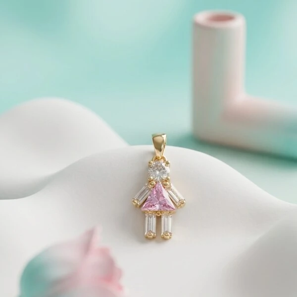 Pingente Menina Zircônia Rosa Baguete | Banho de Ouro 18k | 2,1x1,1cm