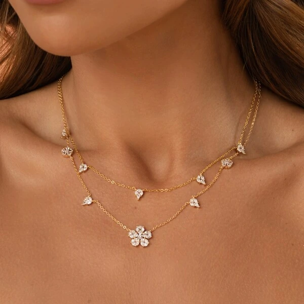 Colar Flor de Zircônias Banho de Ouro 18K