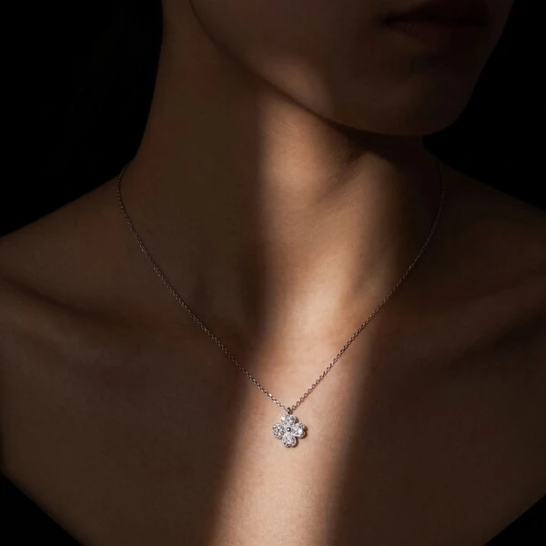 Colar Pingente Trevo com Moissanites | Prata 925 com Ródio | 0,4 cm | 1,2 ct | 40–45 cm